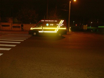 A traversat în fugă şi a fost lovit de un autoturism